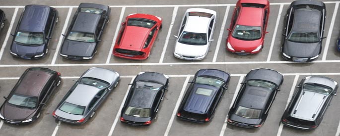 停车场监控记录小贼偷后视镜全过程