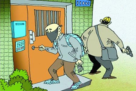 出租屋监控系统记录小贼破门过程