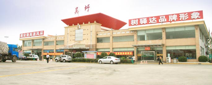 服务区停车场监控抓拍，小贼偷后视镜全过程