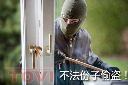 监控实拍不法分子破坏门窗